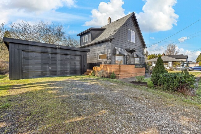 Building Photo - Two-story Old Craftsman House in Tacoma!