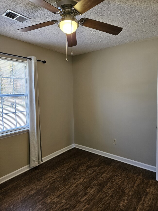 Building Photo - 104 Spring Hill Dr