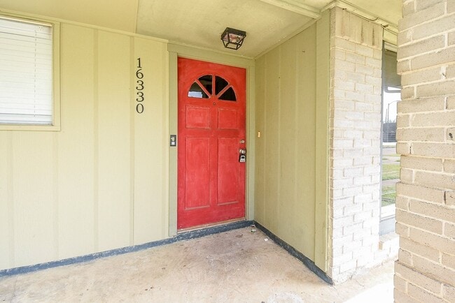 Building Photo - 16330 Meadowbrook Farm Rd