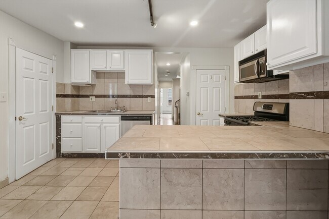 Building Photo - 571 Somerville Ave