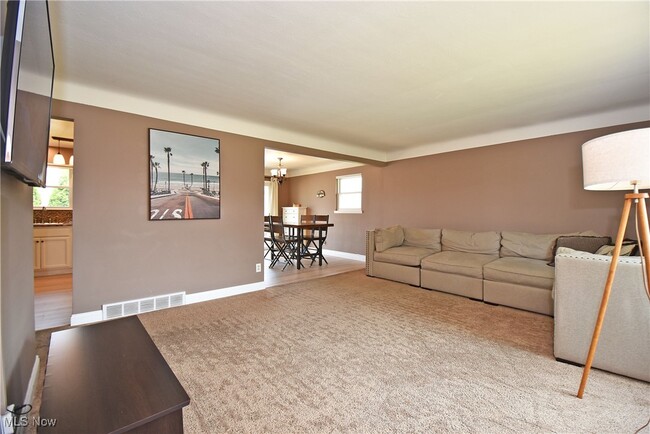 Building Photo - 37 E Meadowlawn Blvd