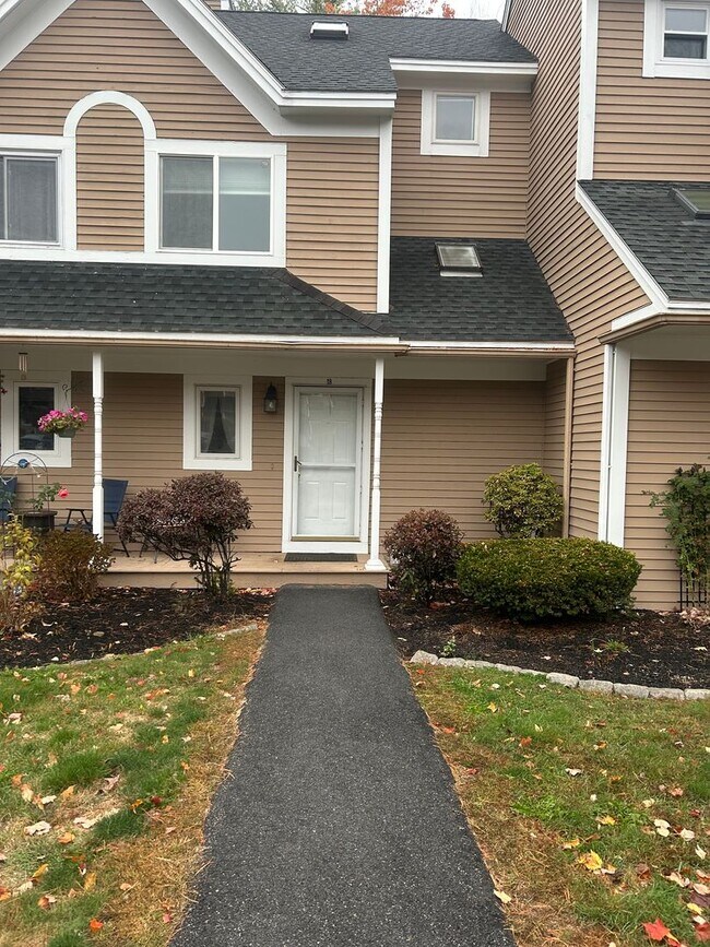 Building Photo - Spacious 2BR/1.5BA w/ Loft Available Decem...