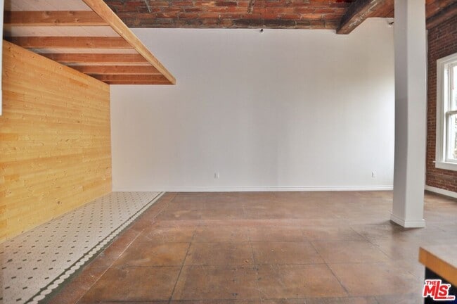 Building Photo - 215 W 7th St