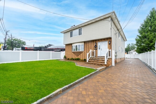 Building Photo - 1126 Wheatsheaf Rd