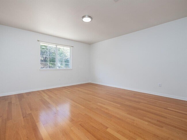 Building Photo - 7730 Lakewood Dr