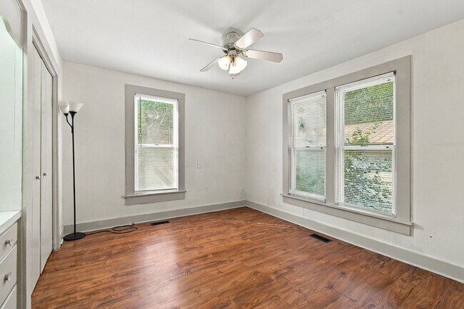 Building Photo - 403 E 6th St