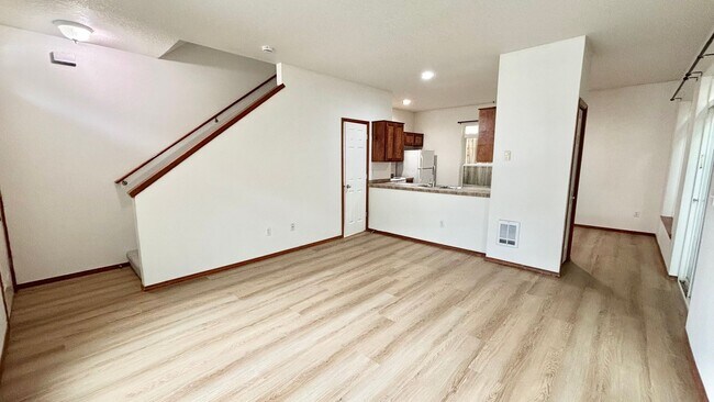 Building Photo - T0293