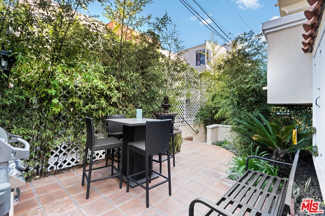 Building Photo - 916 N Alfred St