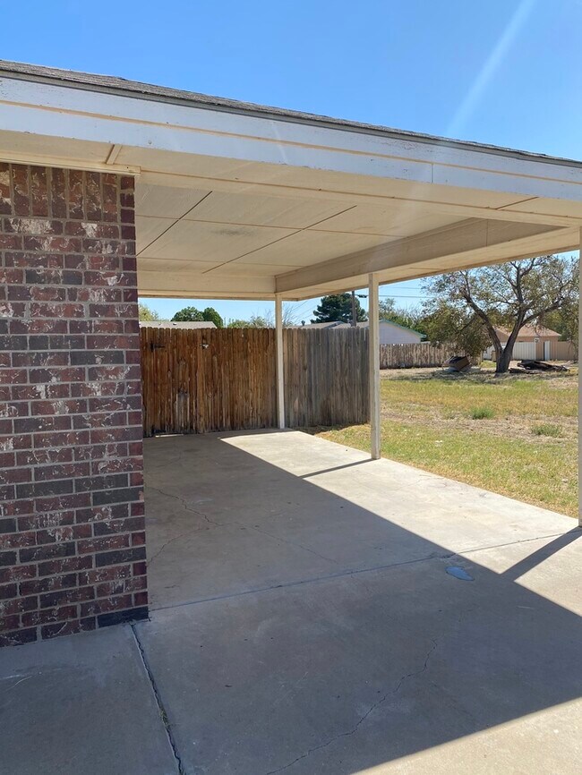 Building Photo - 3 bed 2 bath home, large backyard!