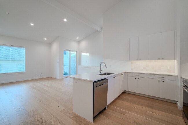 Building Photo - Stunning Newer Townhomes in Lakewood — Walk to Whole Foods, Trader Joe's & Lower Greenville
