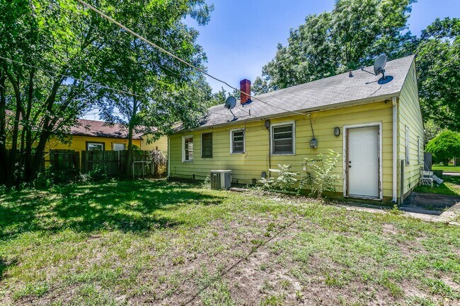 Building Photo - Cozy 2 Bedroom for Fall