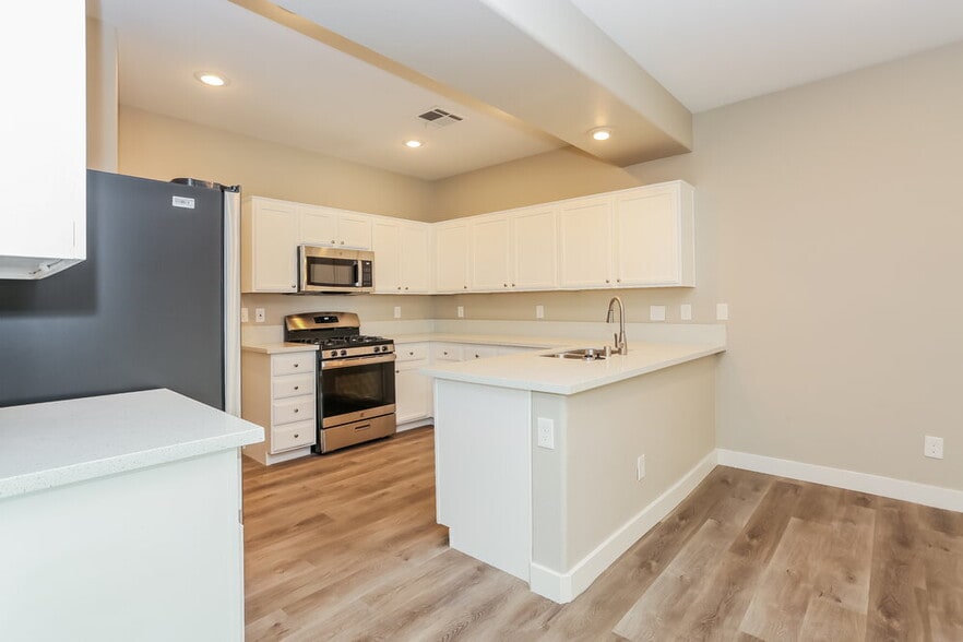 Building Photo - 5712 Athinas St