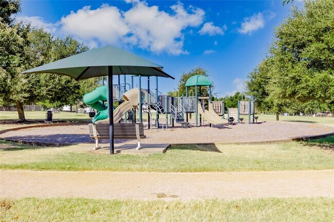 Building Photo - 15617 Pumpkin Ridge Dr