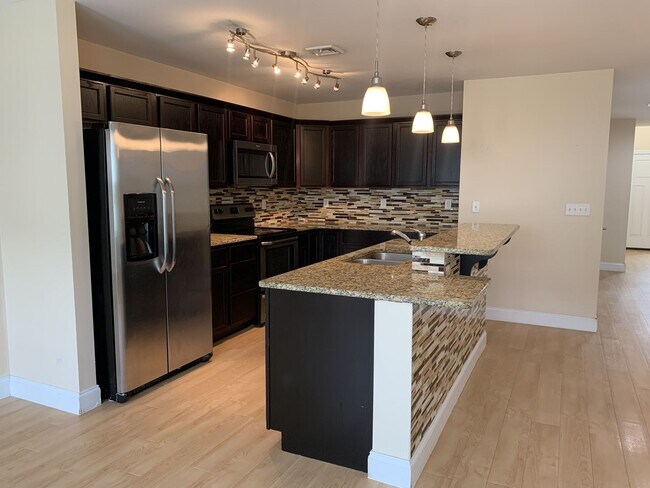 Building Photo - Spacious 3-Bed, 2.5-Bath Townhouse with Fe...