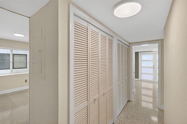 Building Photo - 537 Menendez Ave