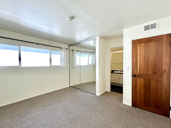 Building Photo - Stunning 3 Bed/3.5 Bath with Panoramic Views!