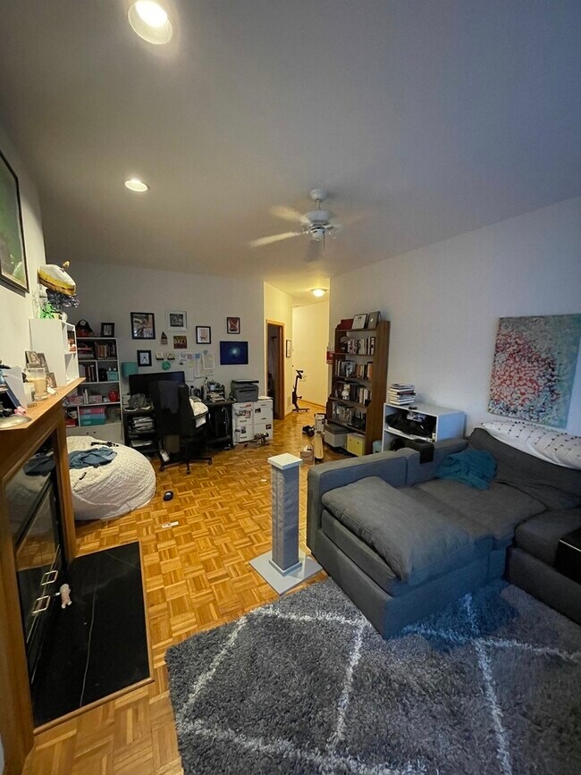 Building Photo - 4233 N Kenmore Ave