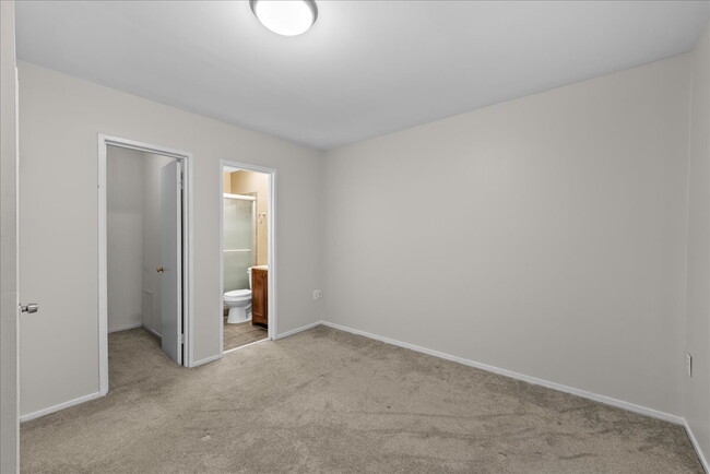 Building Photo - "Charming 4-Bed Townhouse with Granite Tou...