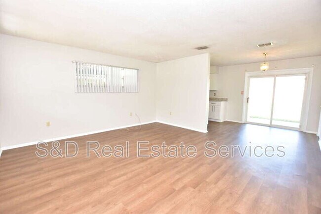 Building Photo - 1015 E Tee Cir