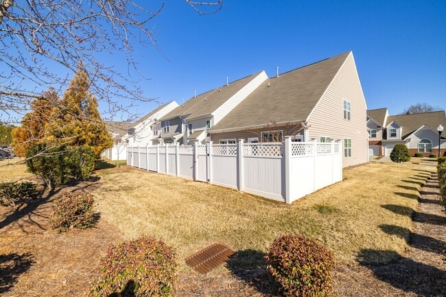 Building Photo - 3 Bedroom, 2 1/2 Bathroom End Unit Townhome in Greensboro