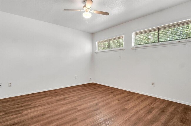 Building Photo - 9611 Meadowheath Dr