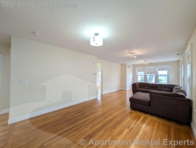 Building Photo - 7-9 Bonner Ave Unit #2