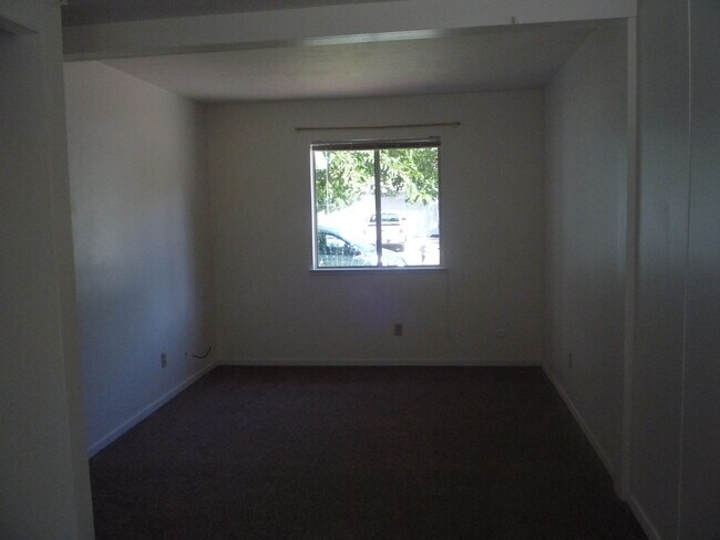Building Photo - 3 bedroom + Bonus Room/Office in East Redding
