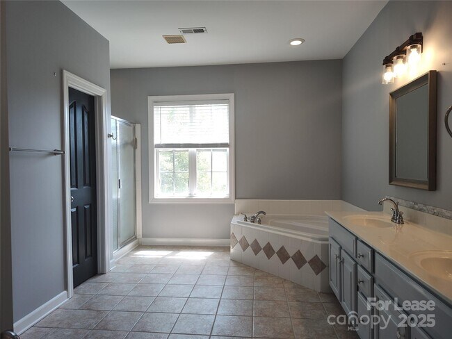 Building Photo - 9009 Hammersley Dr