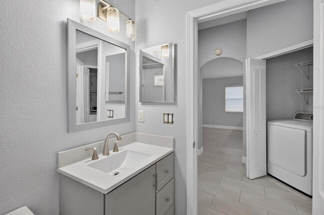 Building Photo - 7961 Carriage Pointe Dr