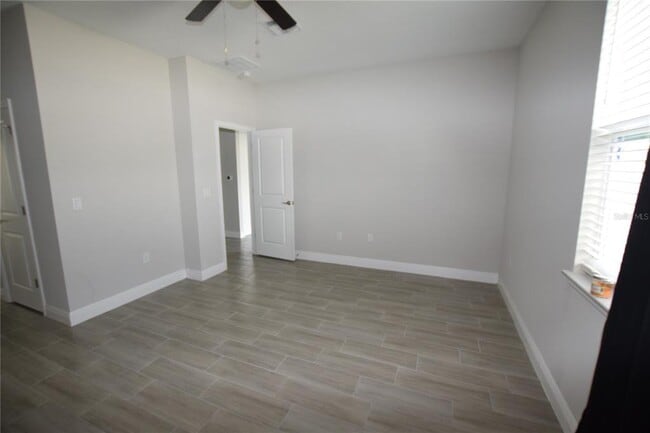 Building Photo - 642 Desmoines Ct