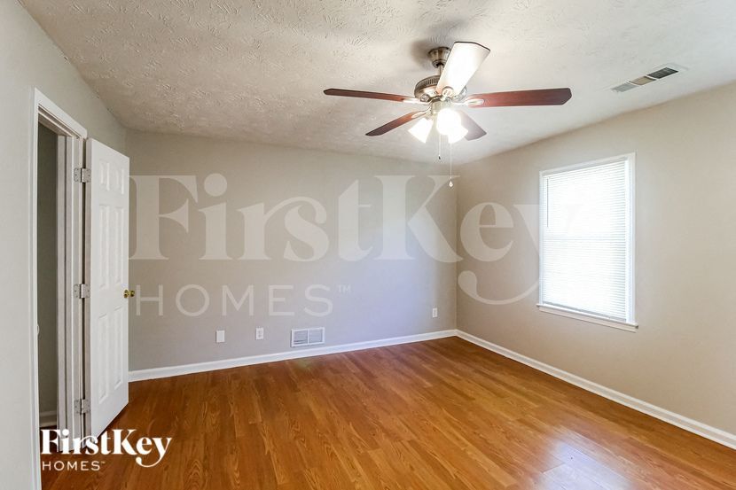 Building Photo - 911 Providence Way