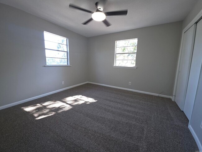 Building Photo - 408 Lindenhurst Dr