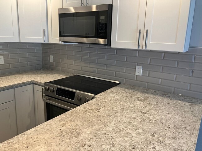 Building Photo - Fully Renovated Redmond 1 Bedroom