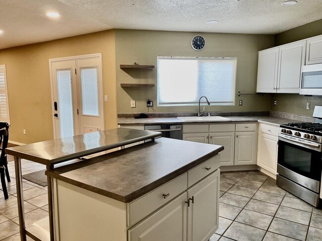 Building Photo - 12408 Mangas Trail NE