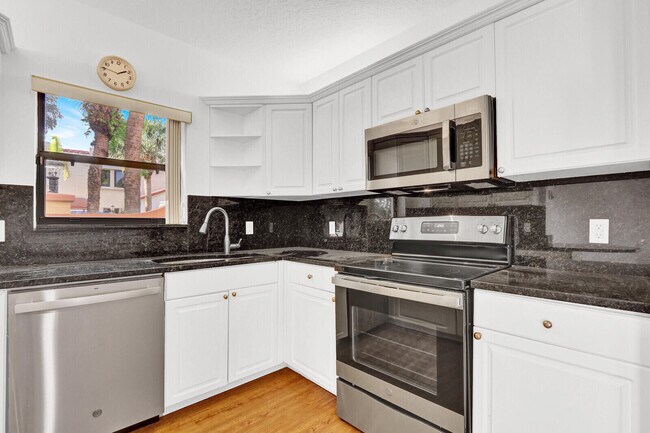 Building Photo - 52 Uno Lago Dr