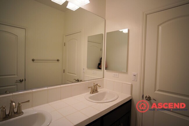 Building Photo - Beautiful 4-Bedroom Located In Highgate Community!