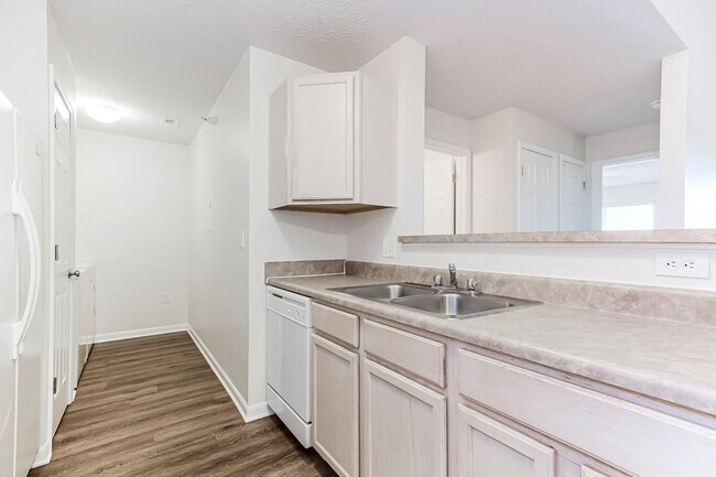 One Bedroom - 1 Bed / 1 Bath - 886 Sq.Ft. - The Overlook