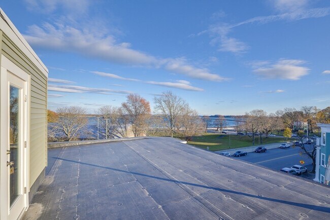 Building Photo - 41 Farragut Rd