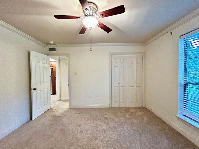 Building Photo - 1 Bedroom Condo with Cable and Internet In...