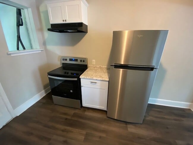 Building Photo - Renovated Duplex