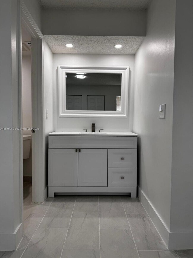 Building Photo - 9927 Twin Lakes Dr