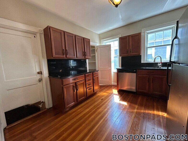 Primary Photo - 11 Fairfield St