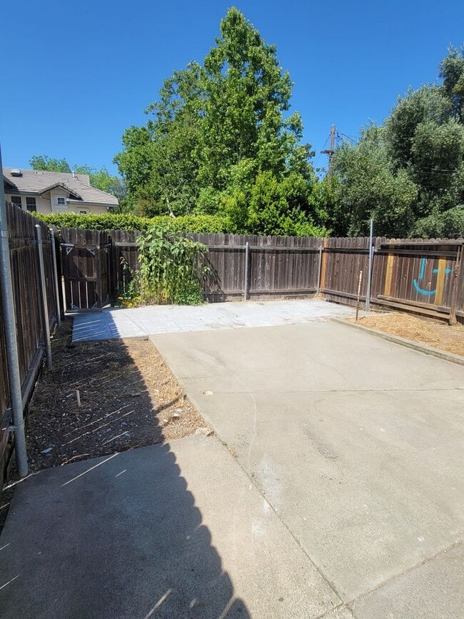Building Photo - Quiet 1Br 1Bath in the Carmichael area