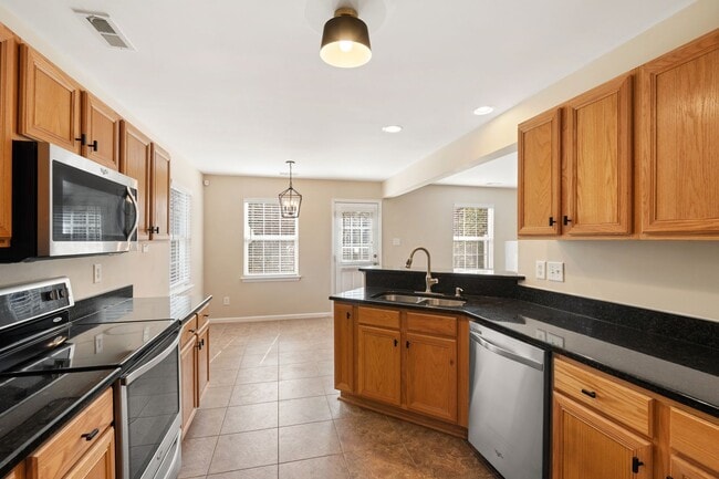Building Photo - Spacious, end-unit townhome in North Raleigh!