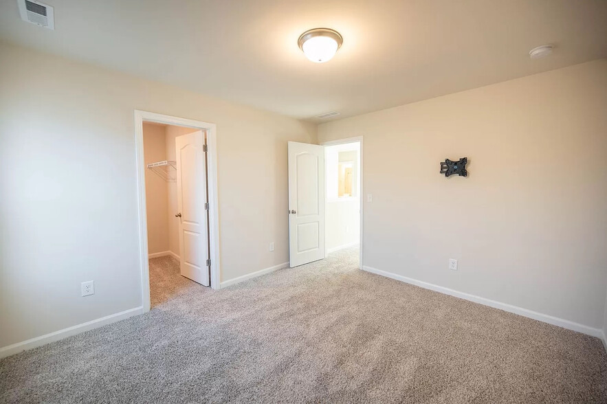 Building Photo - Room in House on Lake Barkley Way