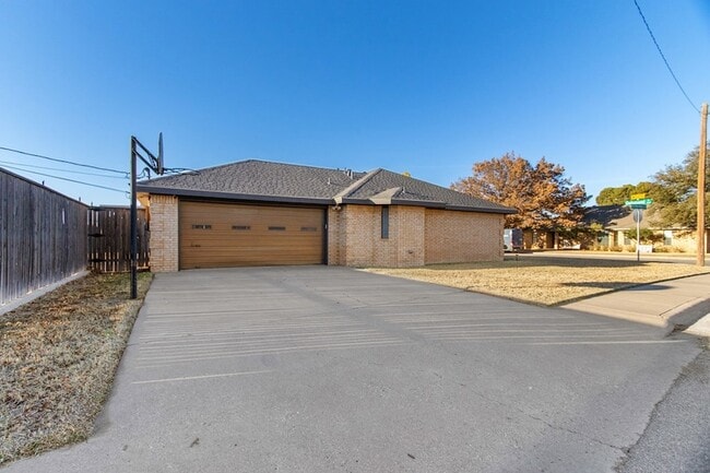 Building Photo - 3701 Oakmont Dr