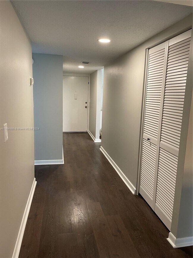 Building Photo - 250 Jacaranda Dr