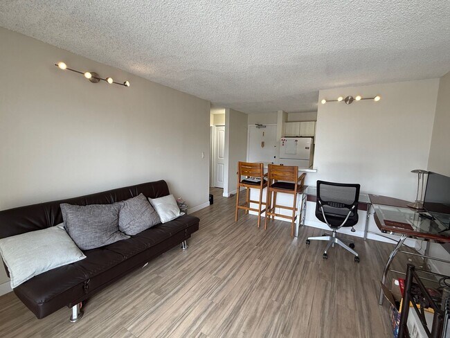 Building Photo - Conveniently Located One Bed/One Bath/One Parking at Piikoi Plaza