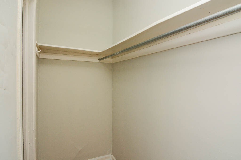 Building Photo - 823 W Wolfram St