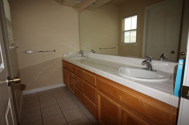 Building Photo - Spacious Home in SW Santa Rosa